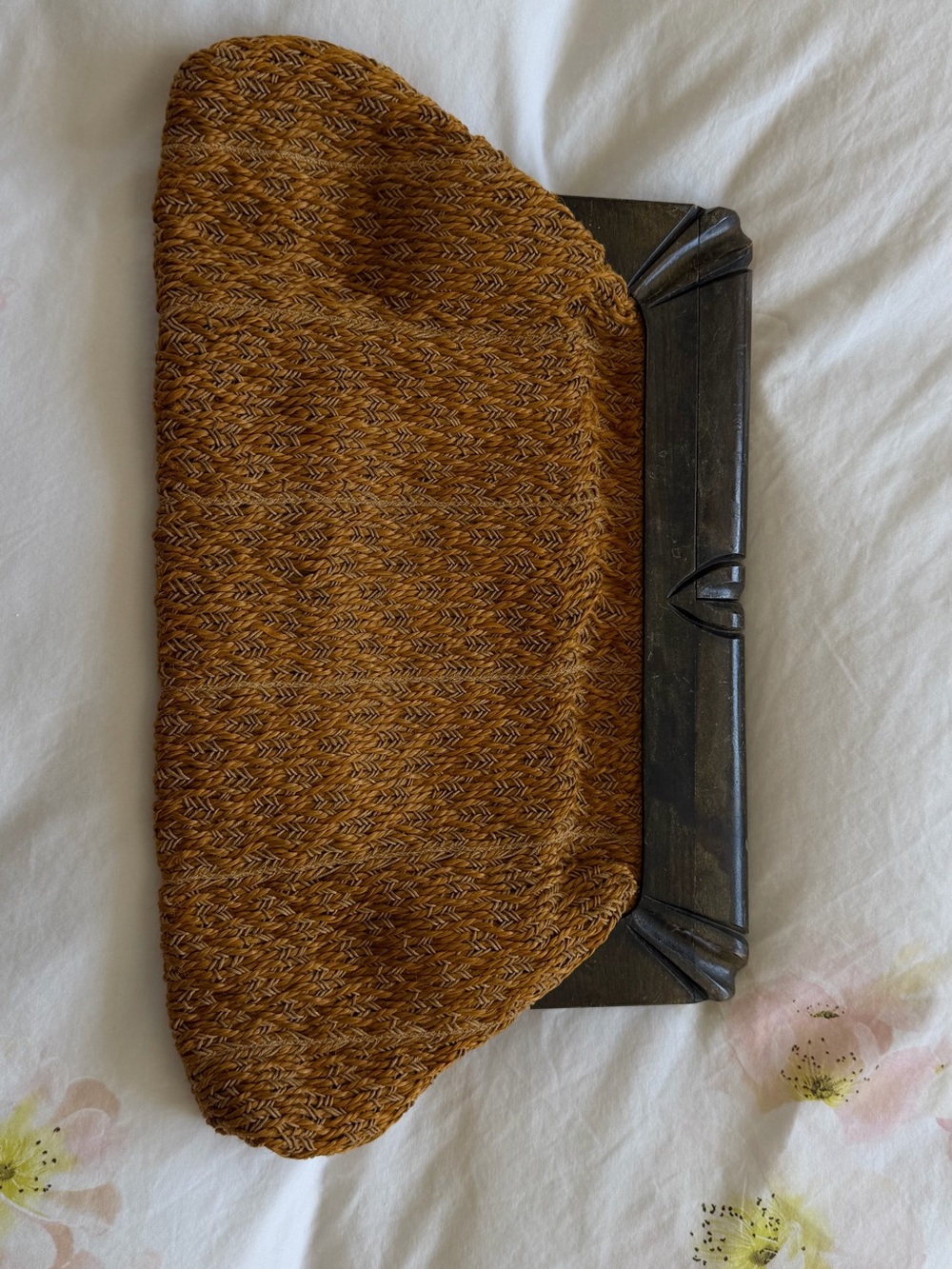 Vintage Women’s basket weave raffia clutch with wood handle in Caramel Brown
